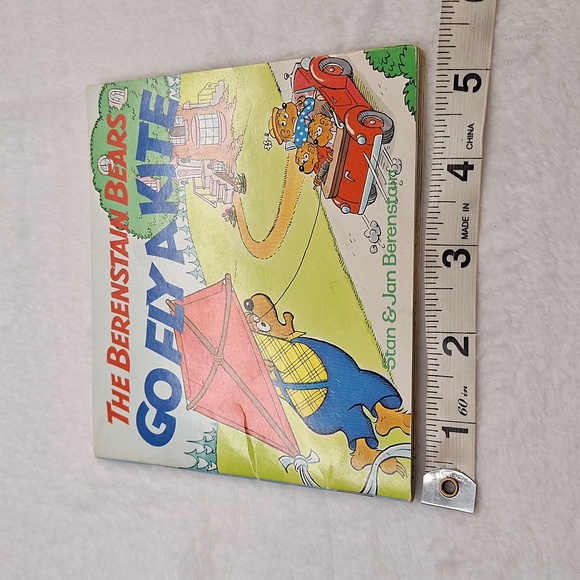 1983 The Berenstain Bears Go Fly A Kite Vintage Paperback Small Book - Picture 7 of 7